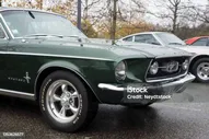 Вид Спереди Зеленого Ford Mustang 1967 Года Припаркованного На Улице — стоковые фотографии и другие картинки 1960-1969