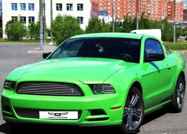 Аренда зеленого спорткара Ford Mustang на свадьбу