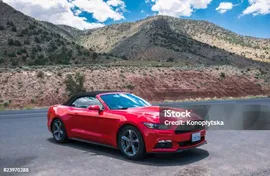 Красный Кабриолет Ford Mustang И Пустынный Пейзаж Аризоны — стоковые фотографии и другие картинки Ford Mustang