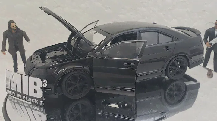 Литой автомобиль Ford Taurus SHO "Люди в черном 3" (ограниченная серия в масштабе 1/24 от Greenlight)