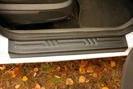 Накладки на внутренние пороги дверей пластиковые Русская Артель для Ford Focus II SD 2005-2008, Ford Focus II SD FL 2008-2010, Ford Focus II HB 2004-2008, Ford Focus II HB FL 2008-2010, Ford Focus II 